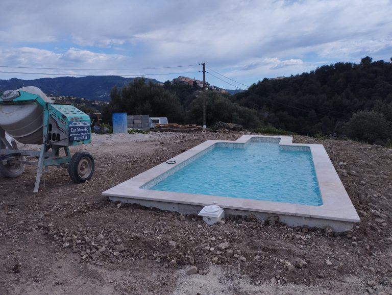 Construction d&rsquo;une Piscine Béton à Falicon sur Terrain en Pente