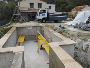 Construction d'une piscine béton à Falicon sur terrainpente