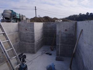 Construction d'une piscine béton à Falicon terrain en pente