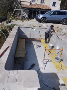 Construction piscine béton à Falicon sur terrain en pente
