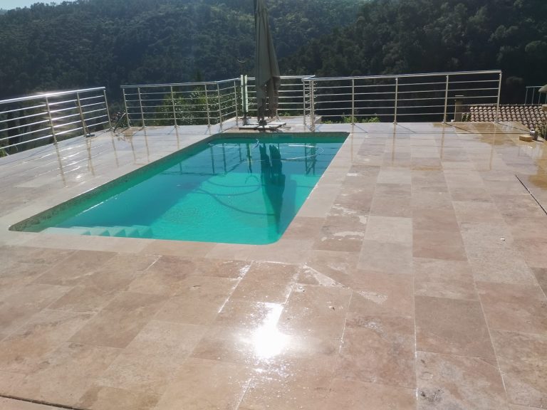 Piscine Moderne à Levens : Bassin béton et Aménagement Extérieur Complet